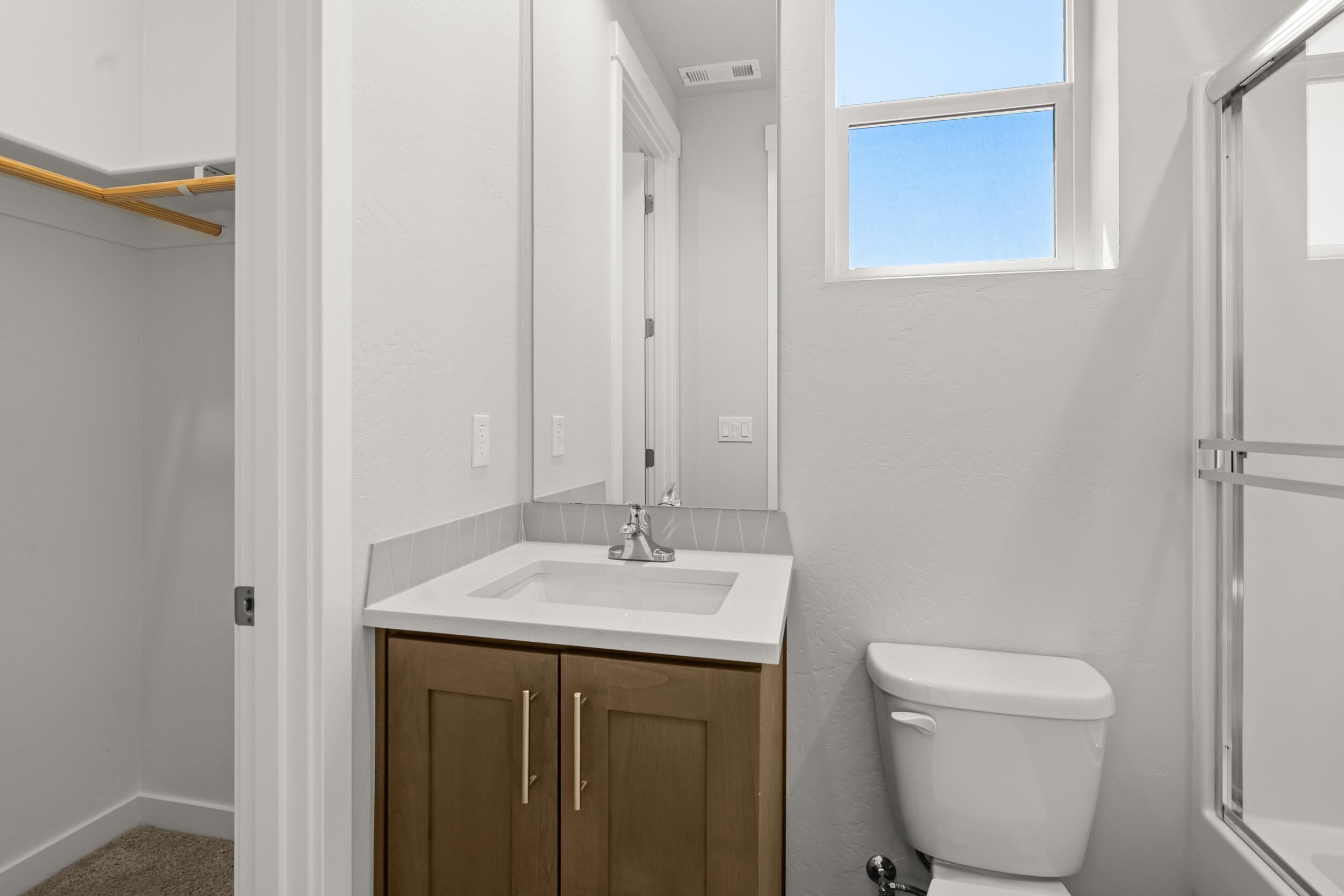 1141 Pumpkin Ridge, Unit 320 Eagle Point, OR 97524 - Photo 19 of 25 a bathroom with a toilet sink and mirror