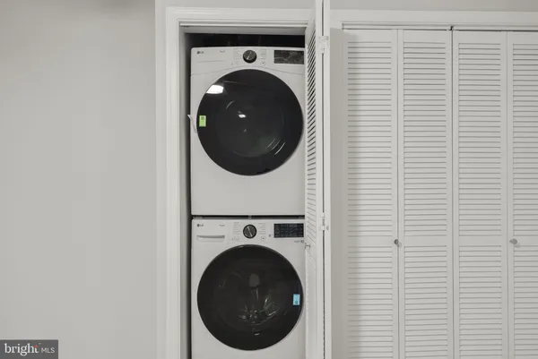 a close up view of a washer and dryer