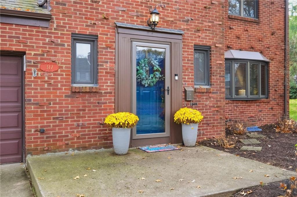 317 Old Farm Road Pittsburgh, PA 15228 - Photo 5 of 49 Gallery Image 5