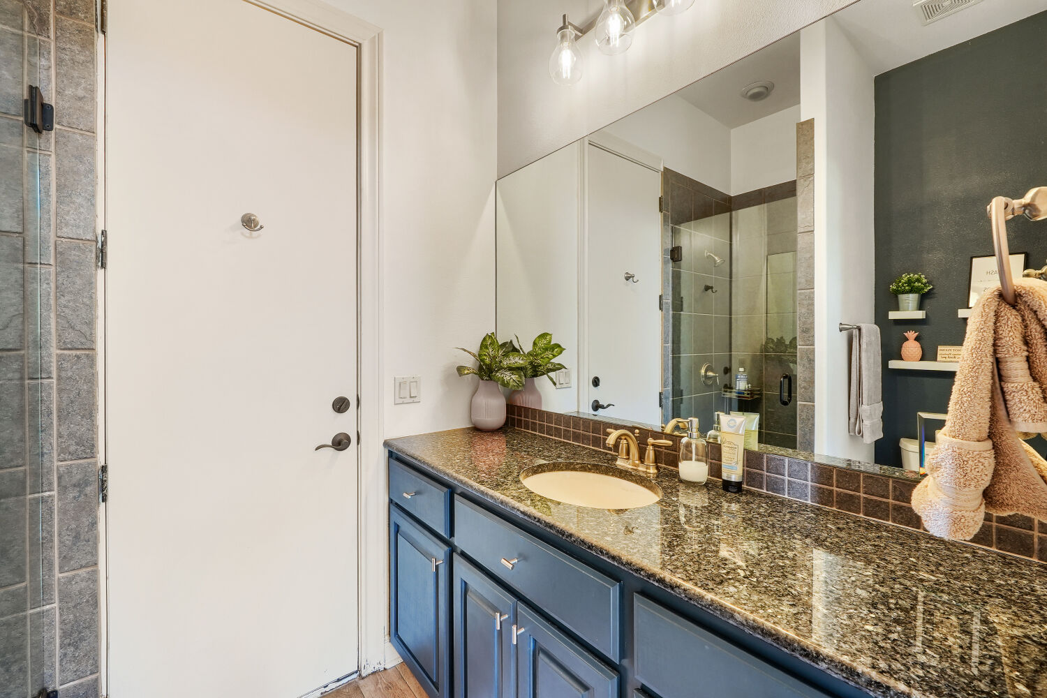 701 Hurst Creek Road Lakeway, TX 78734 - Photo 24 of 37 Full bath in the casita with generous counter space.
