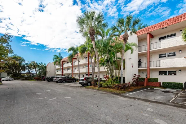 $1,995 | 9811 North Hollybrook Lake Drive, Unit 204, Pembroke Pines, FL 33025