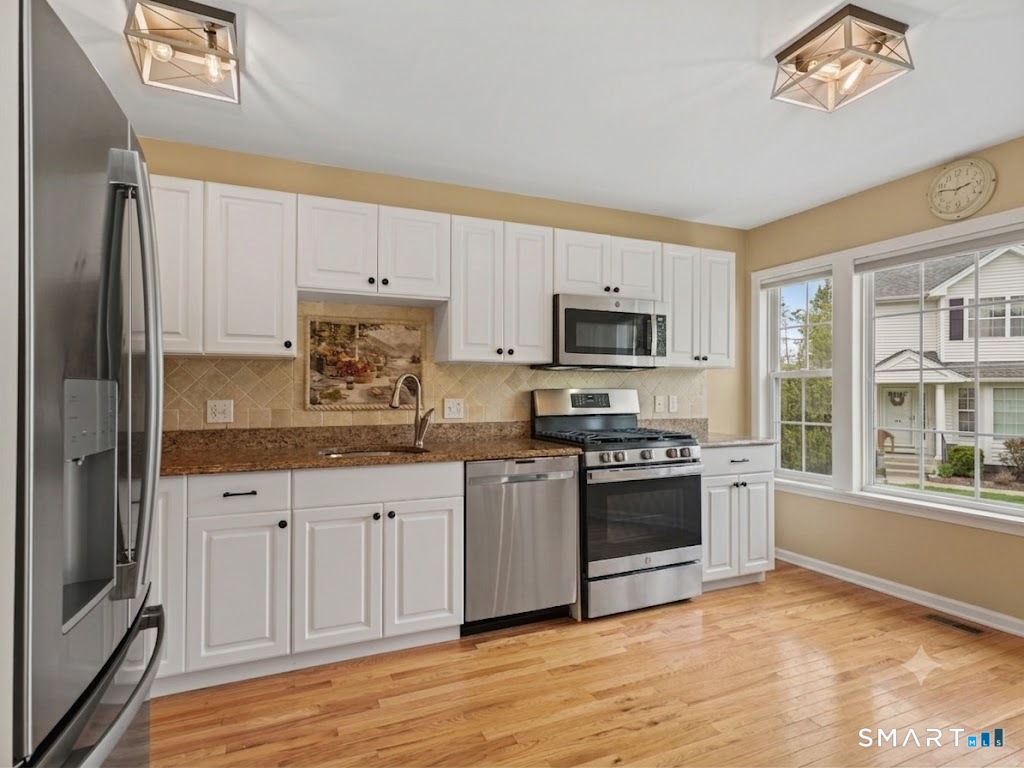 180 Turn Of River Road, Unit 13A Stamford, CT 06905 - Photo 12 of 40