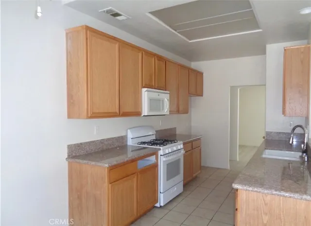 $2,700 | 15930 Oak Court, Victorville, CA 92395