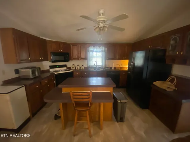 $299,900 | 425 Lake Harbor Drive, Kingston, TN 37763