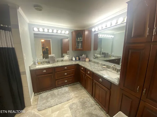 $289,900 | 425 Lake Harbor Drive, Kingston, TN 37763