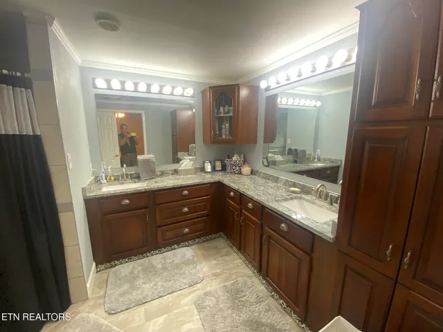 $299,900 | 425 Lake Harbor Drive, Kingston, TN 37763