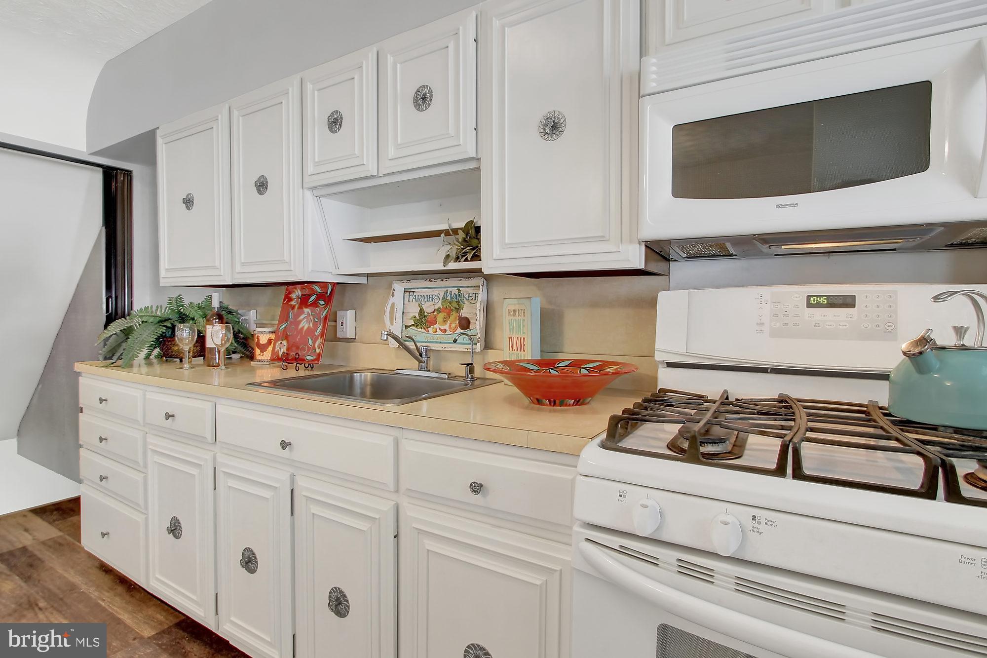 8044 Wallace Road Baltimore, MD 21222 - Photo 8 of 25 GAS STOVE/BI MICROWAVE