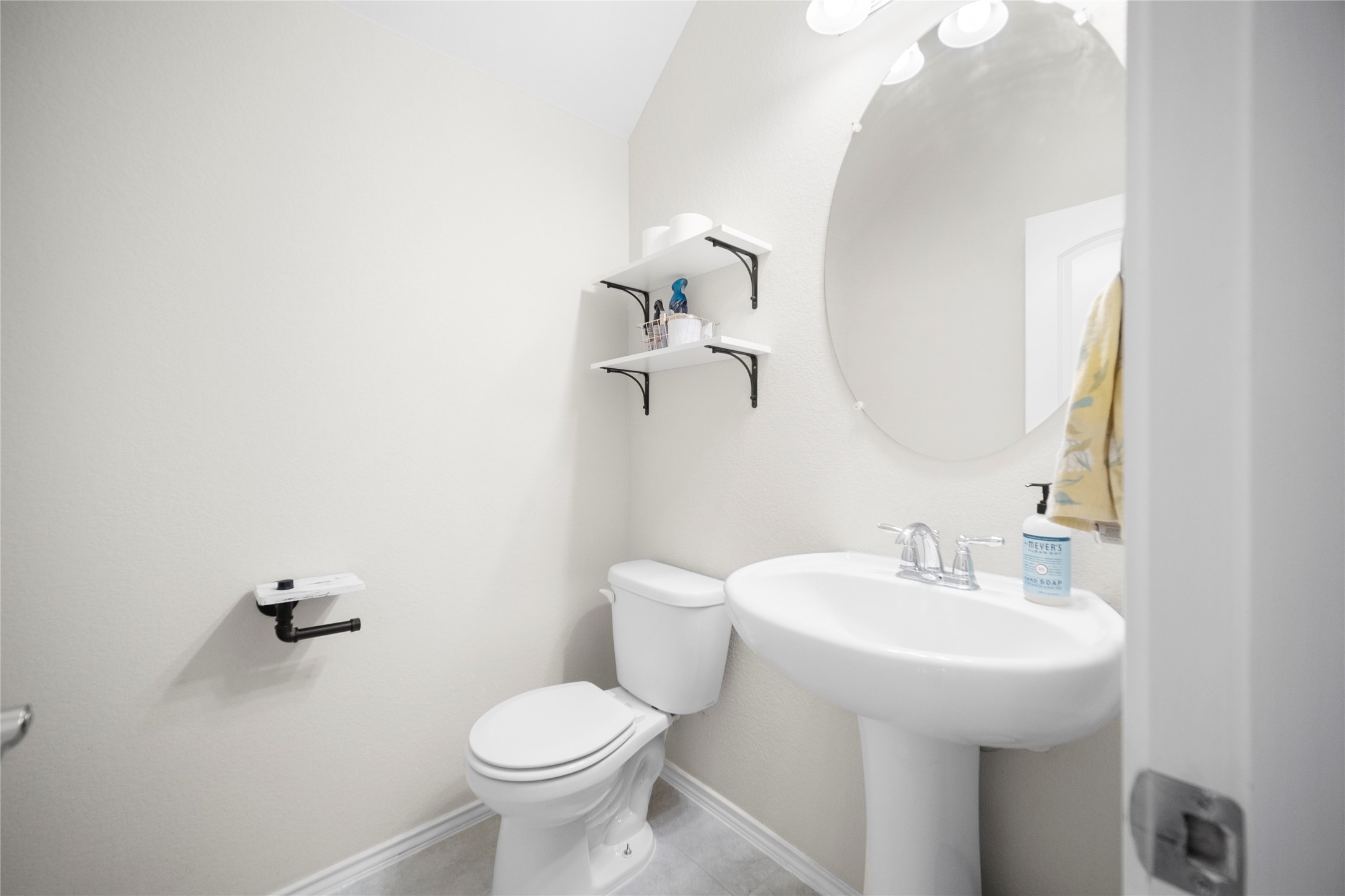 263 Beechnut Drive Buda, TX 78610 - Photo 16 of 40 Downstairs Guest Bath