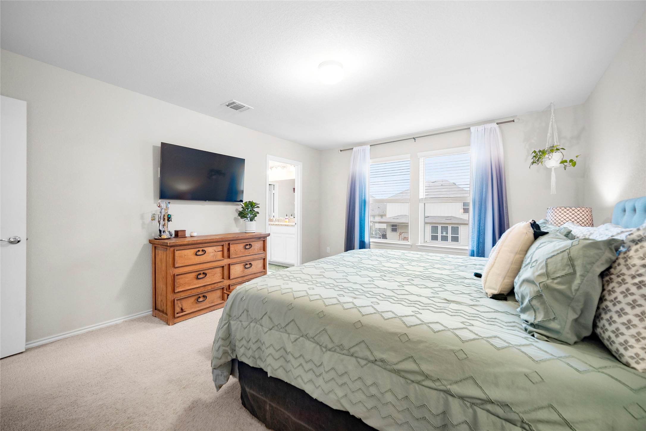 263 Beechnut Drive Buda, TX 78610 - Photo 22 of 40 Primary Bedroom