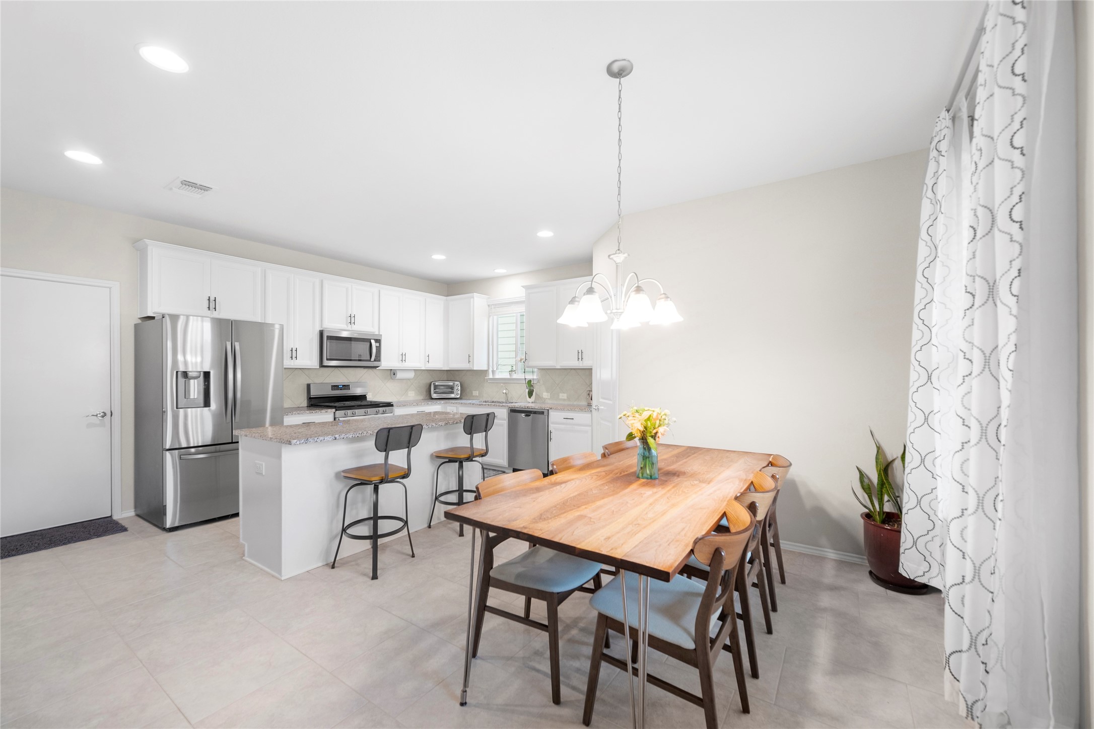 263 Beechnut Drive Buda, TX 78610 - Photo 4 of 40 Dining / Kitchen