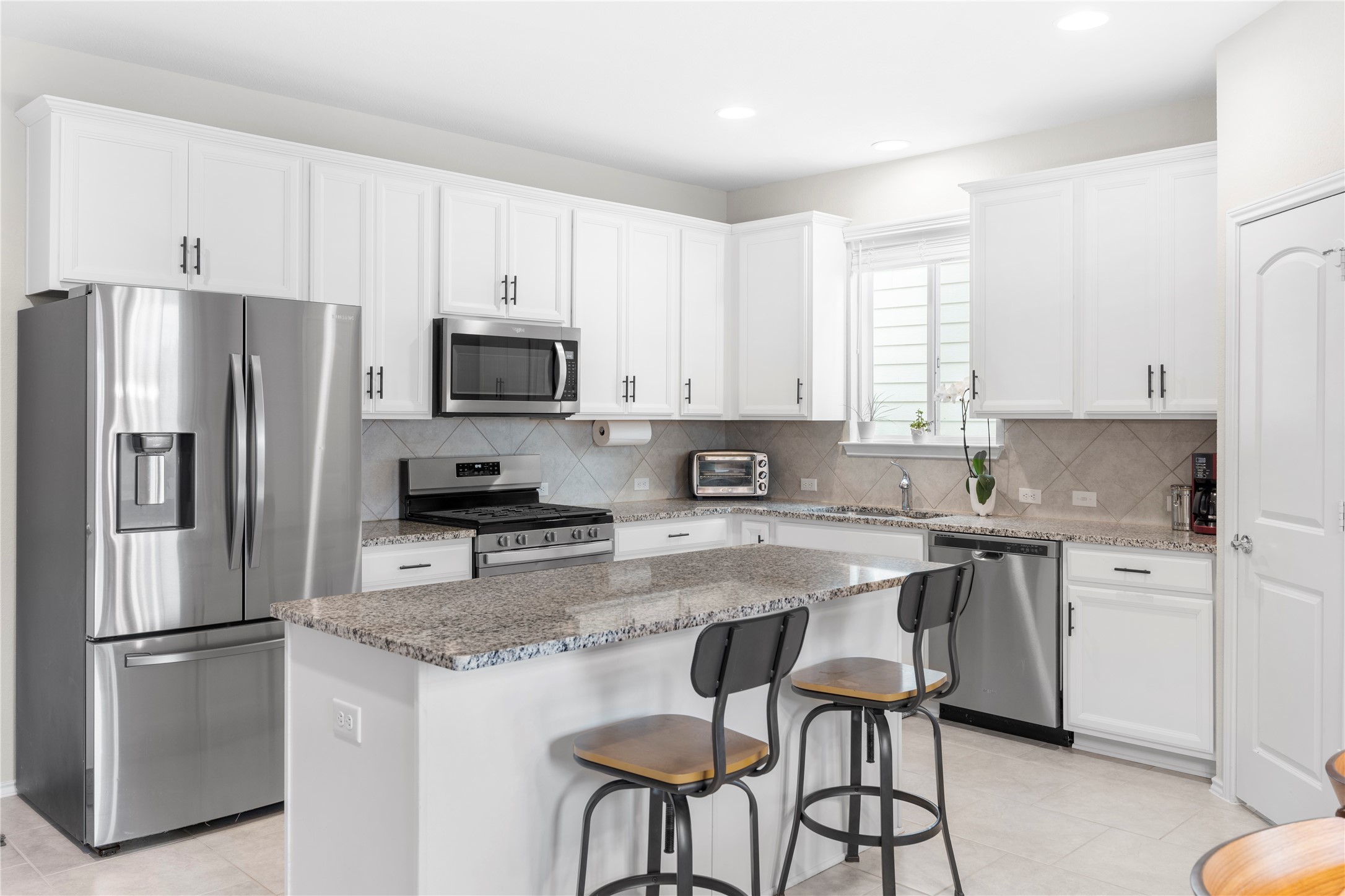 263 Beechnut Drive Buda, TX 78610 - Photo 6 of 40 Kitchen