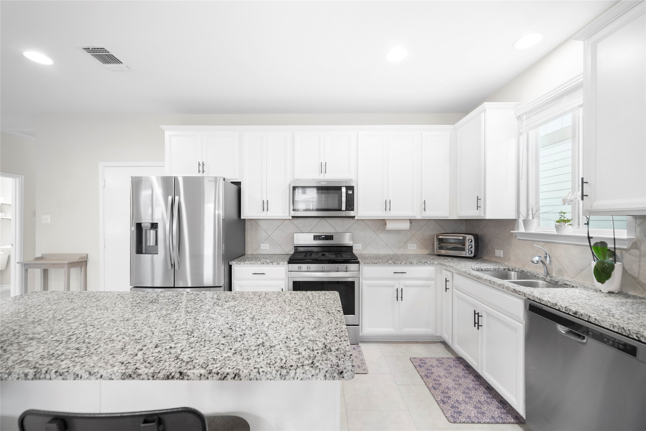 263 Beechnut Drive Buda, TX 78610 - Photo 8 of 40 Kitchen