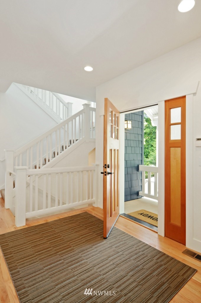 7441 Gatewood Road Southwest Seattle, WA 98136 - Photo 2 of 25 Gallery Image 2