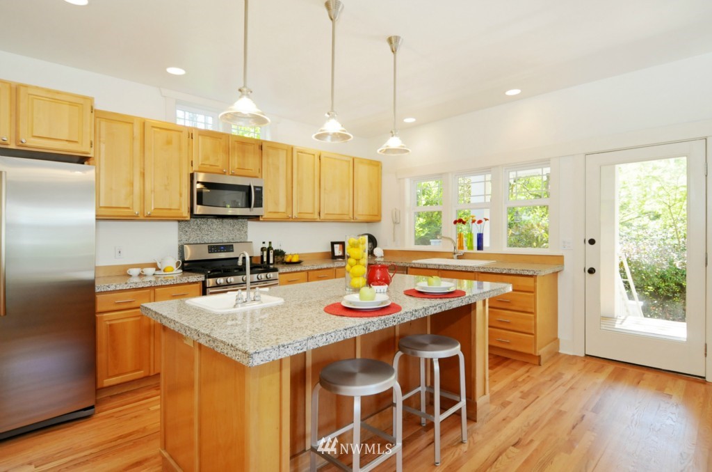 7441 Gatewood Road Southwest Seattle, WA 98136 - Photo 8 of 25 Gallery Image 8