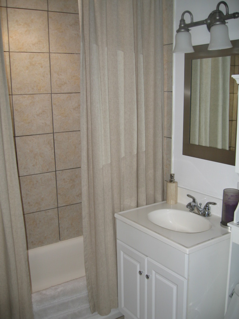 1646 East Roma Avenue Phoenix, AZ 85016 - Photo 10 of 18 HALL BATHROOM