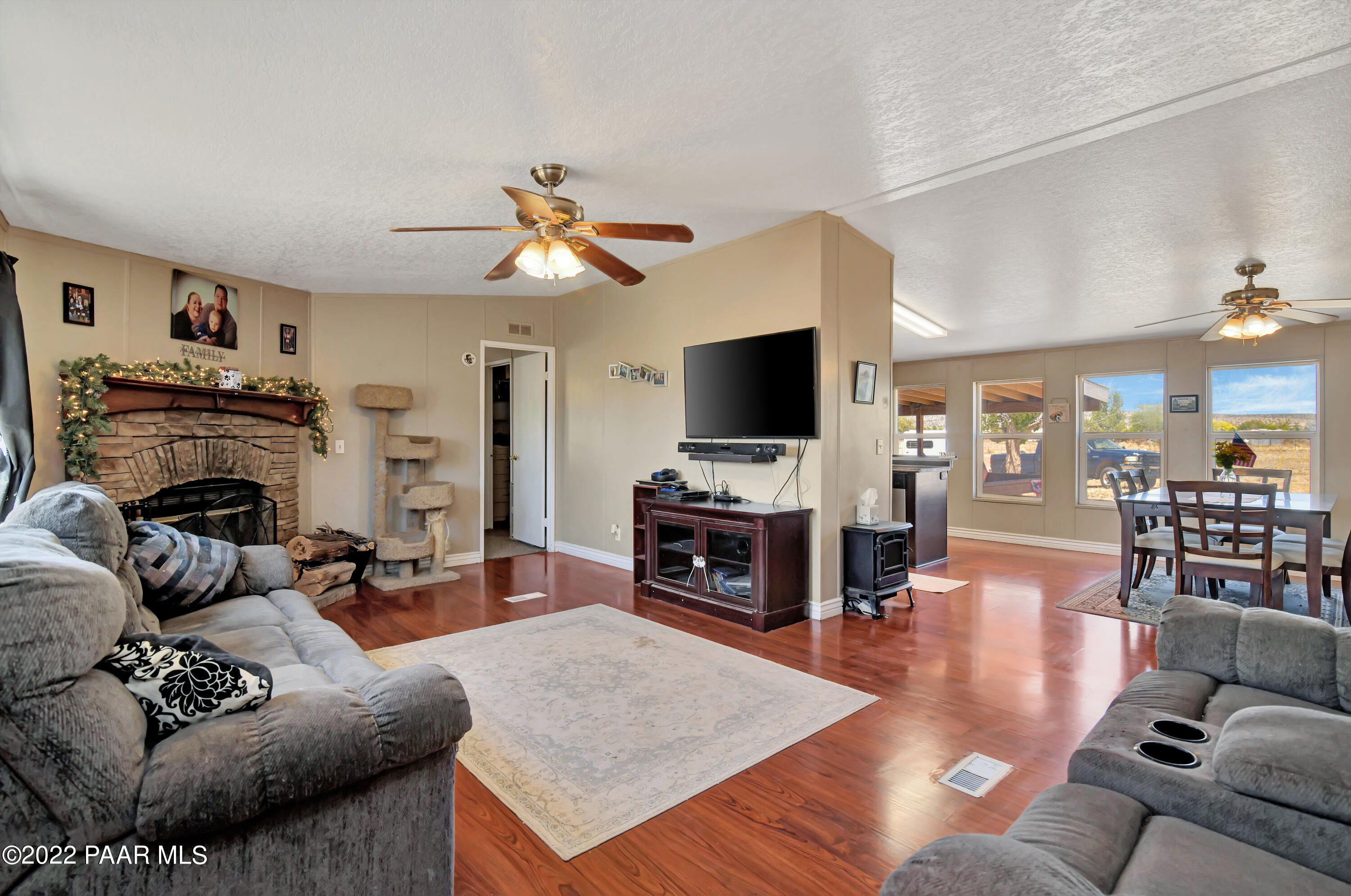 1480 West Brand Iron Road Paulden, AZ 86334 - Photo 4 of 23 Living Room
