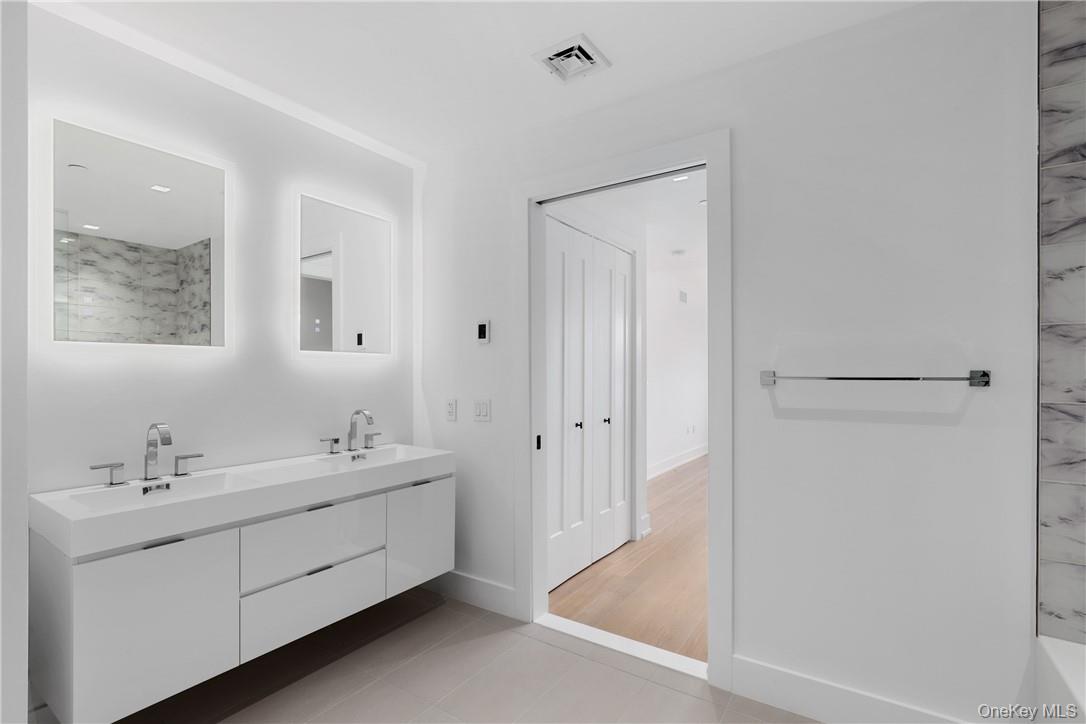 100 Pondfield Road, Unit 3A Bronxville, NY 10708 - Photo 9 of 22 Primary en-suite w/ double vanity