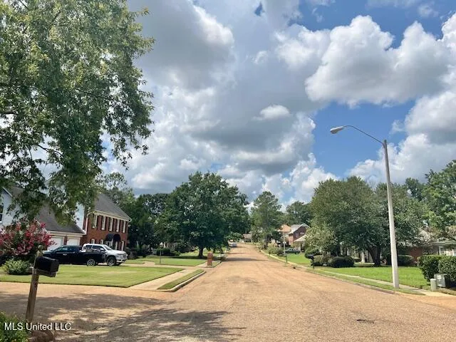 $329,900 | 86 North Crownpointe Drive, Jackson, MS 39211