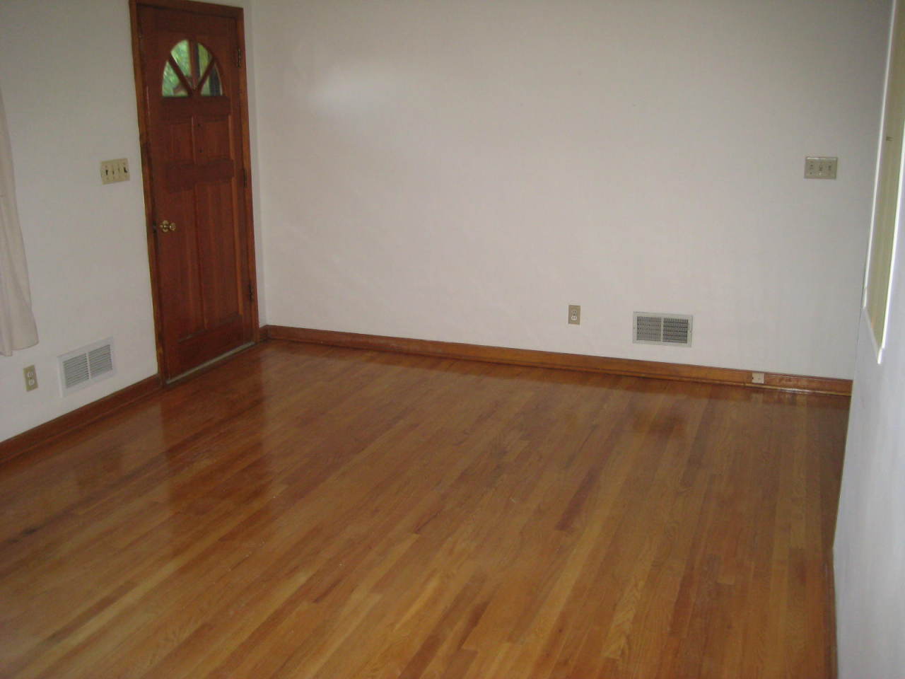 912 Glenn Ridge Road Northwest Roanoke, VA 24017 - Photo 4 of 9 Living Room