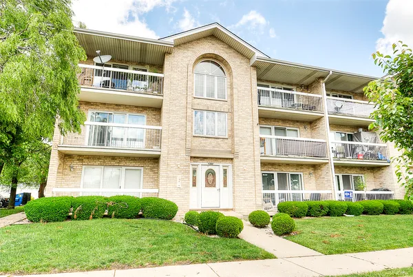 $230,000 | 5242 West 79th Street, Unit 2D, Burbank, IL 60459