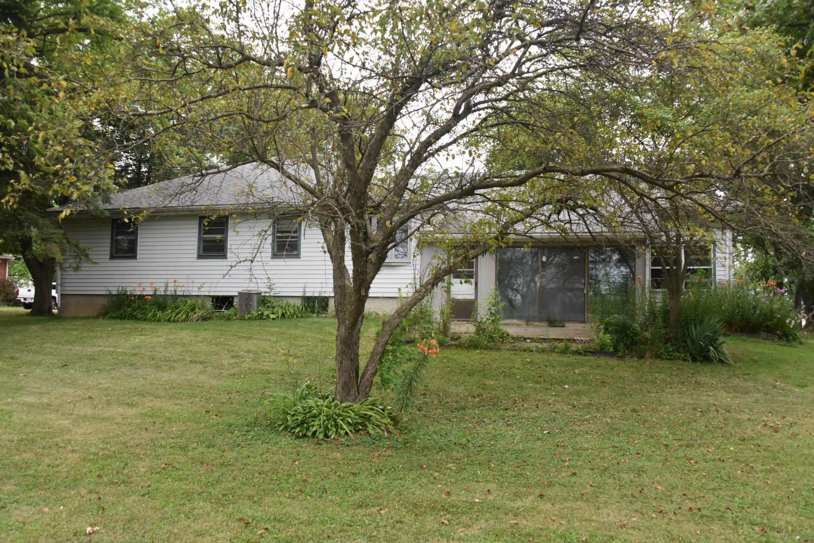1921 East Steger Road Crete, IL 60417 - Photo 6 of 29 a view of a house with a yard