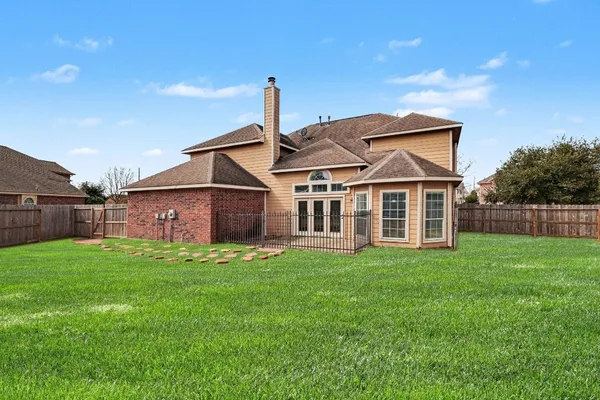 a view of a house with a yard