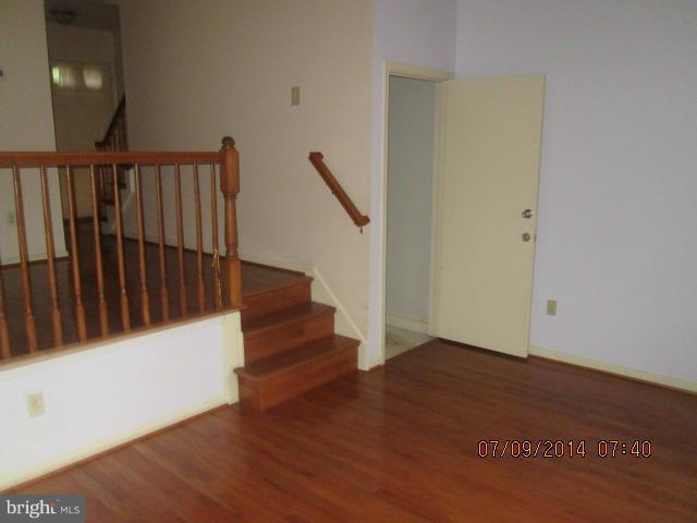 5833 Rexford Drive, Unit 715 Springfield, VA 22152 - Photo 2 of 9 Living Room
