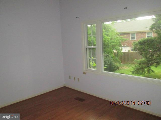 5833 Rexford Drive, Unit 715 Springfield, VA 22152 - Photo 3 of 9 Living Room
