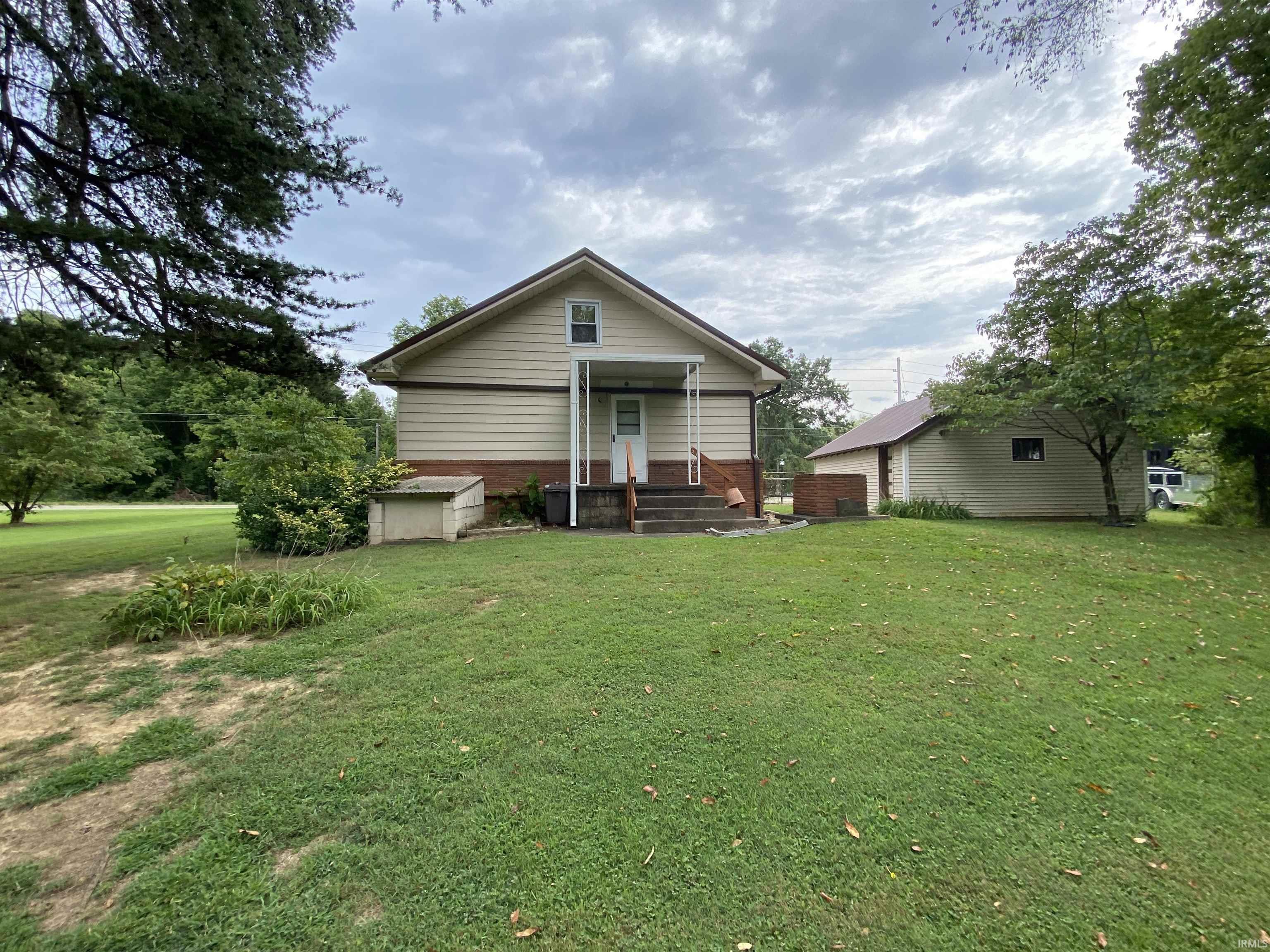 672 South St Road Winslow, IN 47598 - Photo 3 of 26