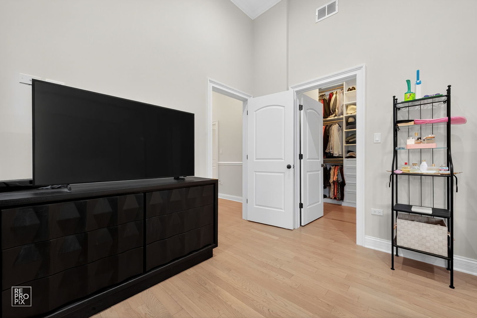 1526 West Monroe Street, Unit PH3 Chicago, IL 60607 - Photo 14 of 19 a view of a living room with a flat screen tv