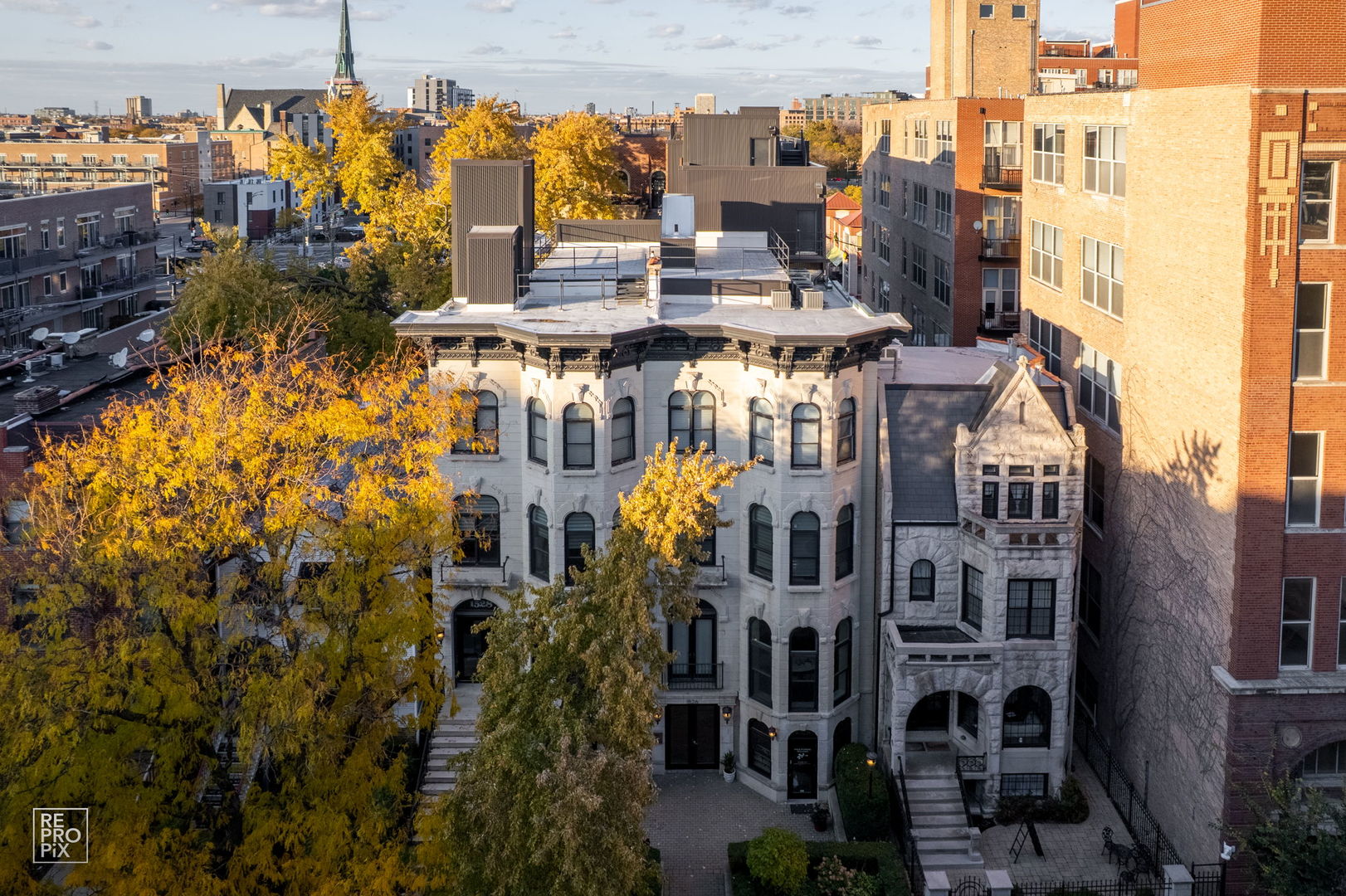 1526 West Monroe Street, Unit PH3 Chicago, IL 60607 - Photo 2 of 19 a view of city with tall buildings