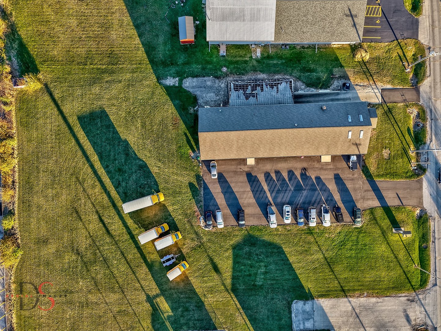 410 North 3059th Road Ottawa, IL 61350 - Photo 3 of 12 a view of a swimming pool with a patio