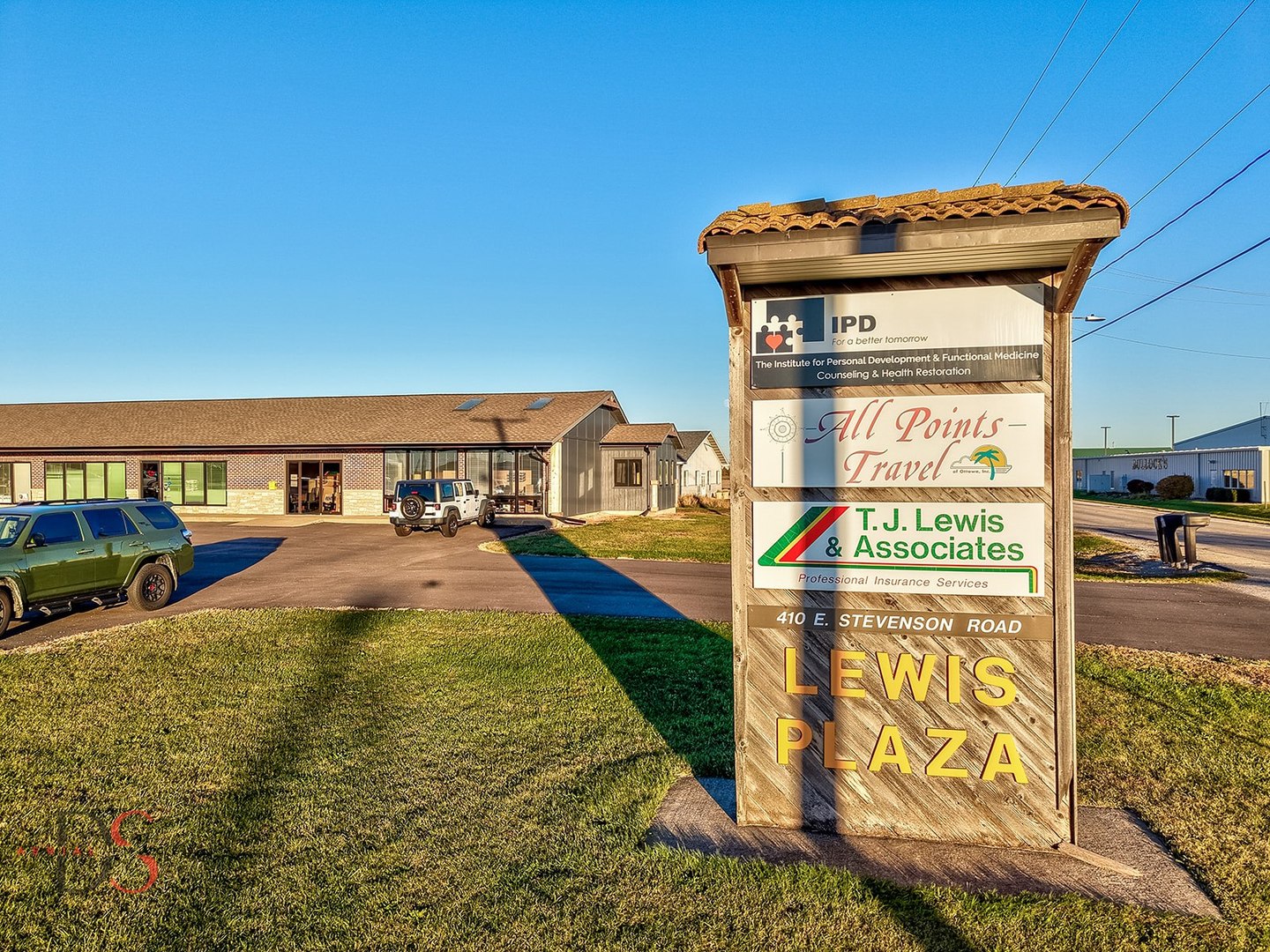 410 North 3059th Road Ottawa, IL 61350 - Photo 4 of 12 a view of a swimming pool with an outdoor seating
