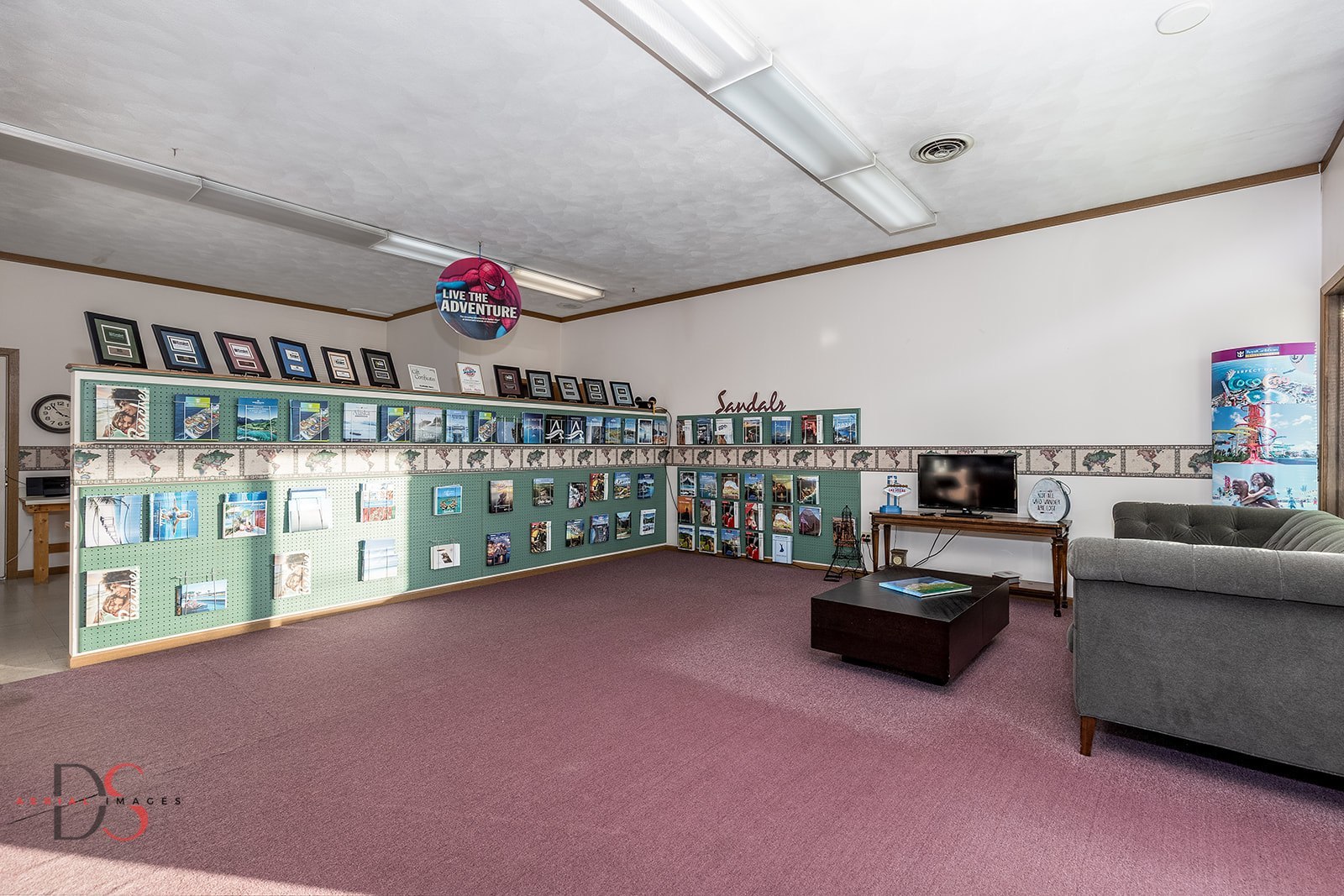 410 North 3059th Road Ottawa, IL 61350 - Photo 8 of 12 a living room with furniture and a potted plant