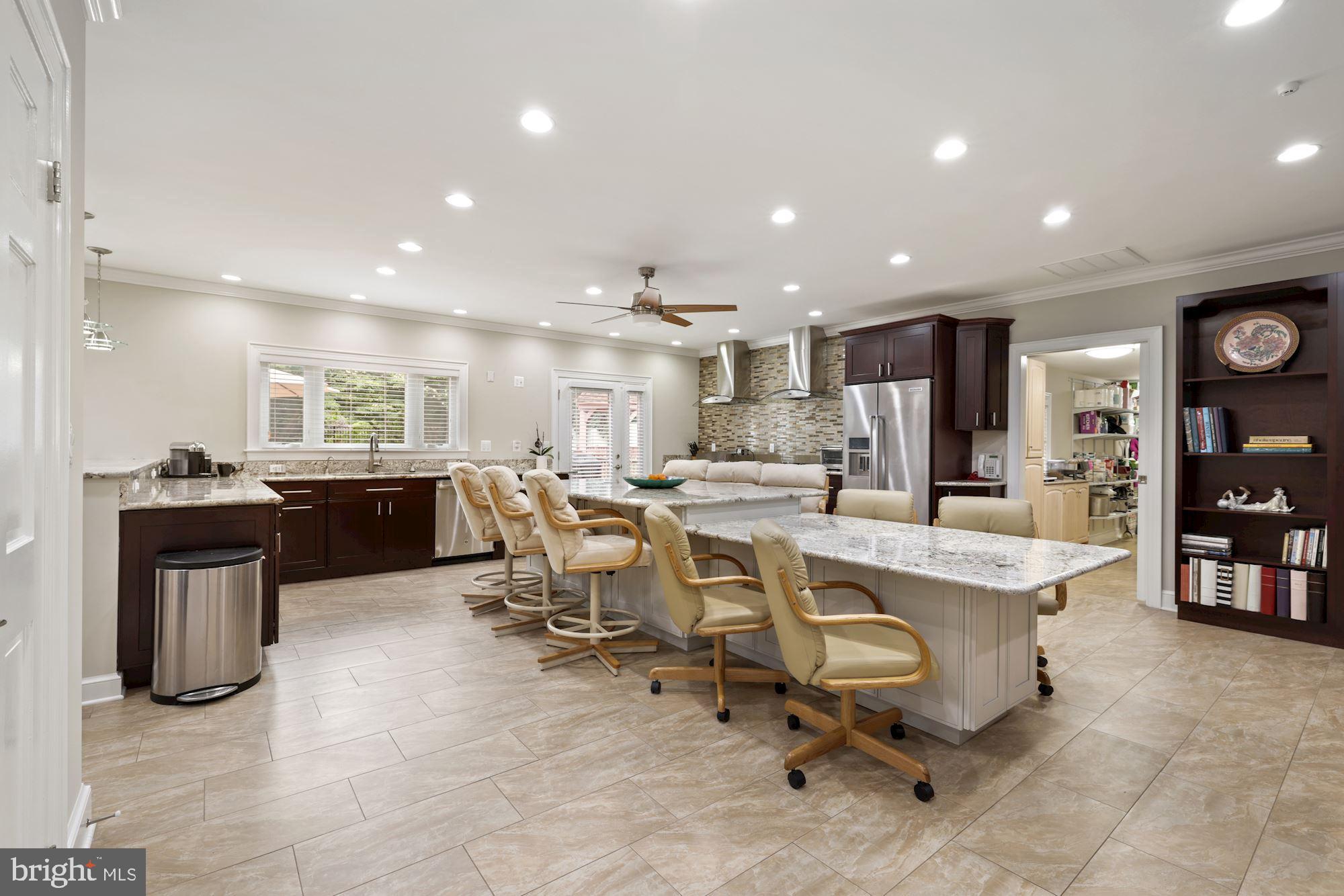 7304 Brickyard Road Potomac, MD 20854 - Photo 4 of 40