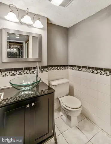 a view of entryway with washer and dryer