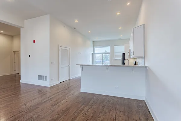 $3,997 | 2100 Greenwood Street, Unit 106, Evanston, IL 60201