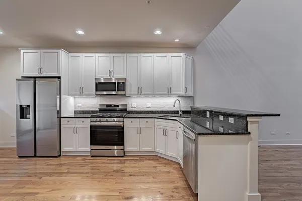 $3,997 | 2100 Greenwood Street, Unit 106, Evanston, IL 60201