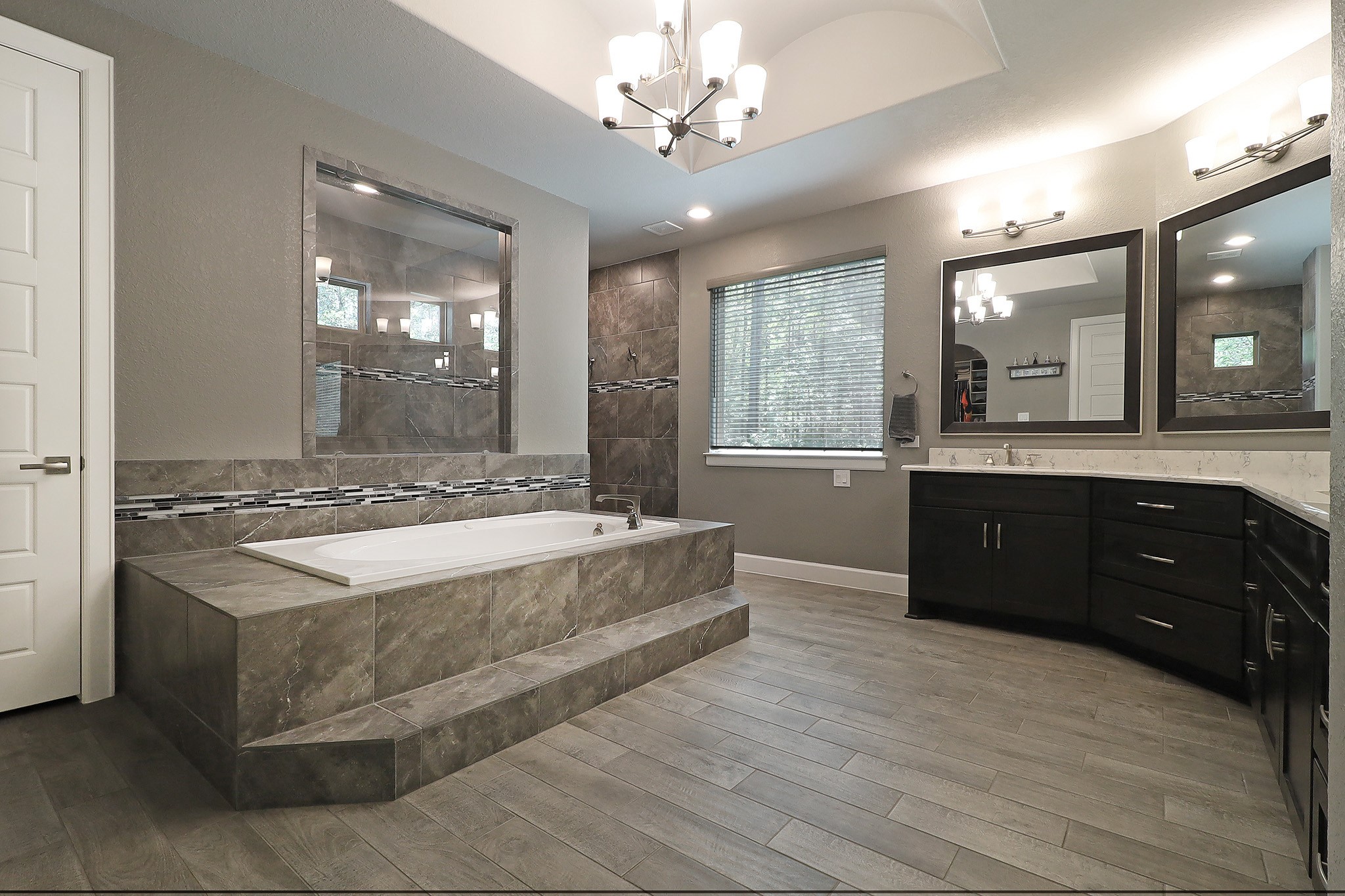 121 Red Hawk Road Huntsville, TX 77340 - Photo 23 of 48 Look at that soaker tub!