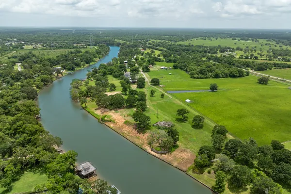 a view of a yard with a lake