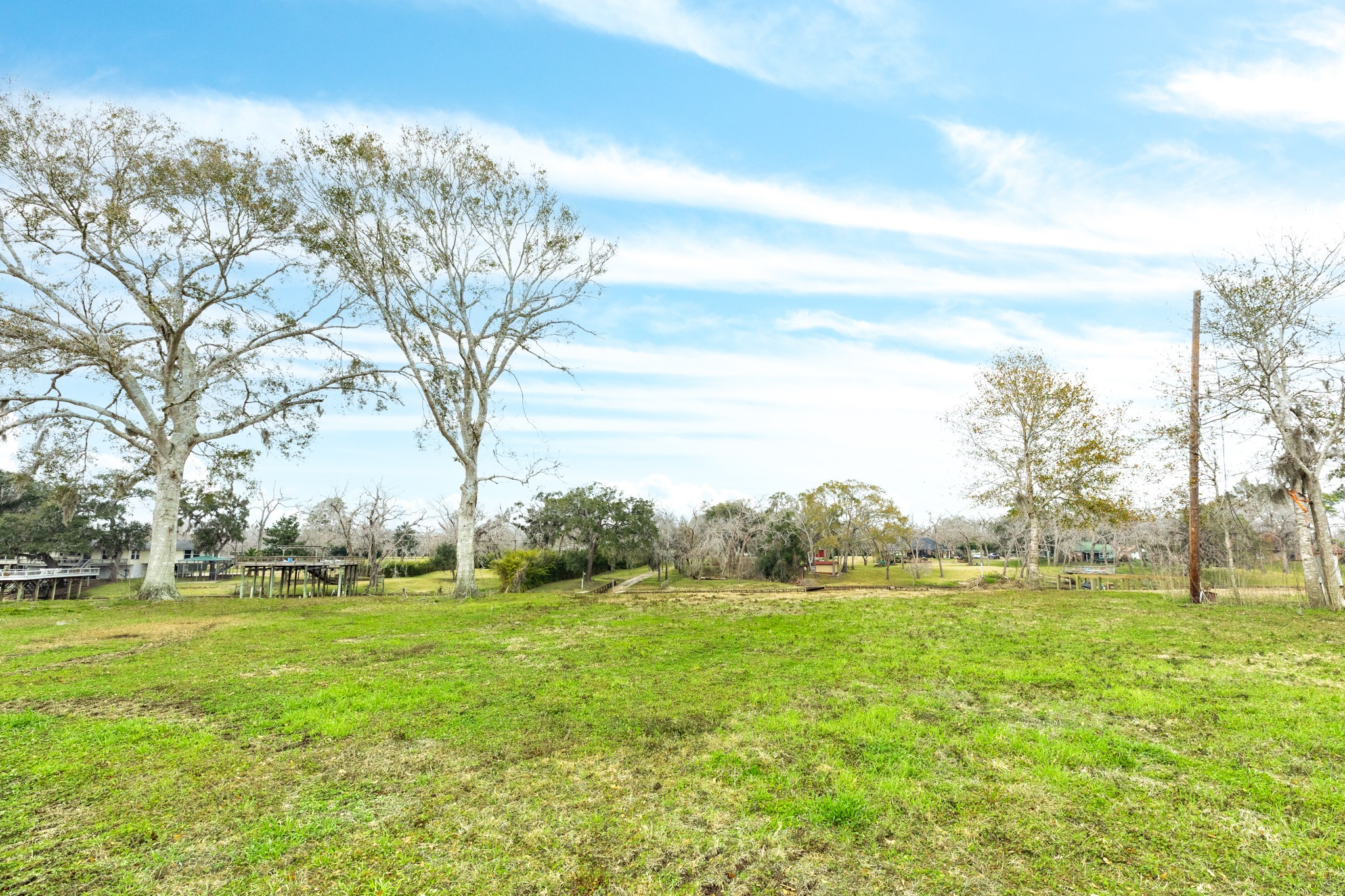 2 County Road 344 Sweeny, TX 77480 - Photo 7 of 20 a backyard of apartments with large trees