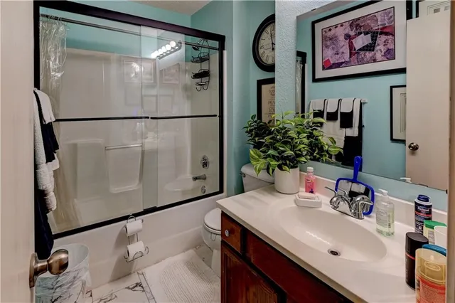 $214,900 | 204 North Pointe Lane, Raymore, MO 64083