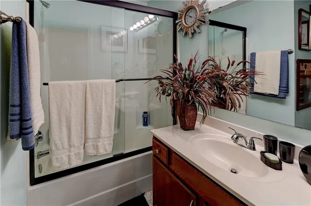 $214,900 | 204 North Pointe Lane, Raymore, MO 64083