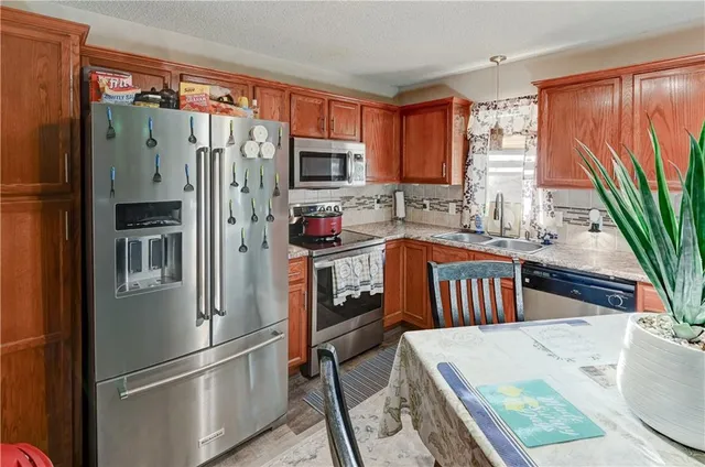 $214,900 | 204 North Pointe Lane, Raymore, MO 64083