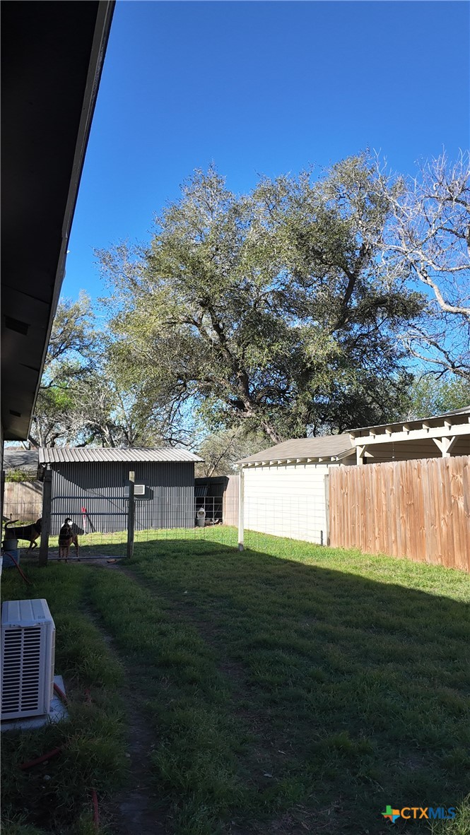 408 Walnut Street Yoakum, TX 77995 - Photo 18 of 26