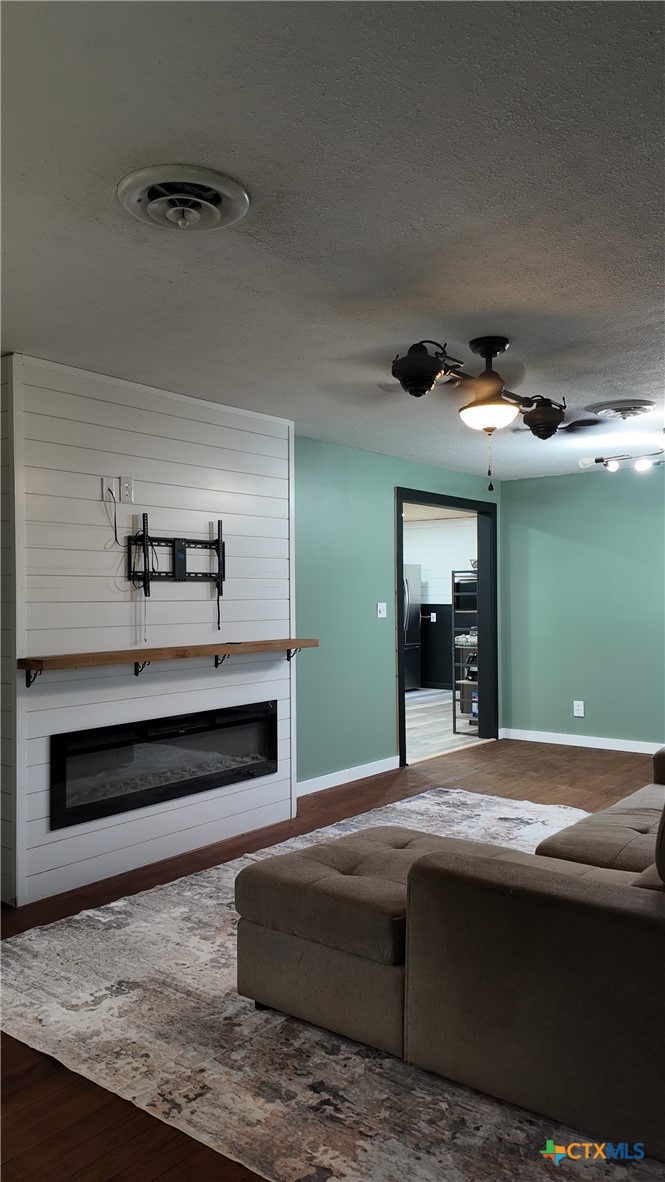 408 Walnut Street Yoakum, TX 77995 - Photo 4 of 26