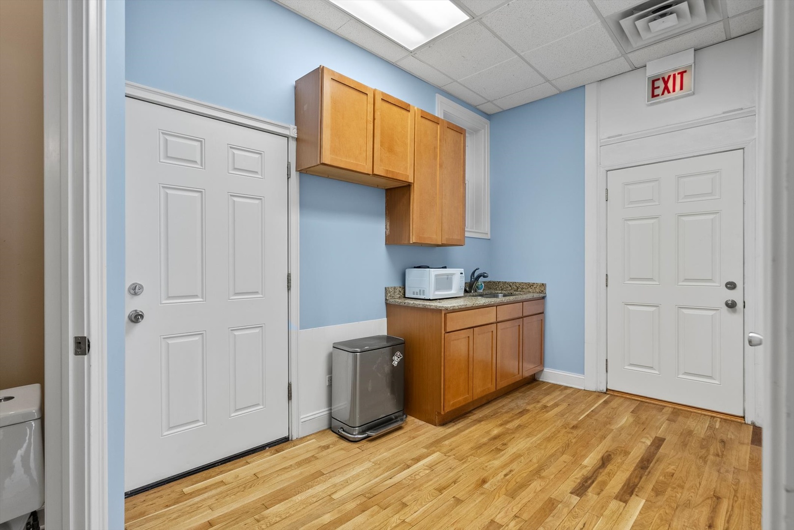 6118 West Addison Street Chicago, IL 60634 - Photo 12 of 35 a room with a bed and cabinets