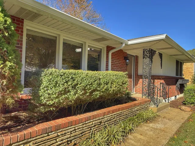 a view of a house with backyard