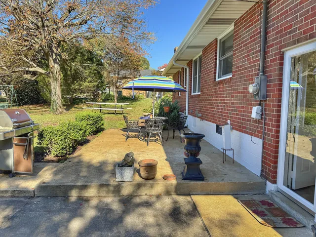 a view of yard with green space