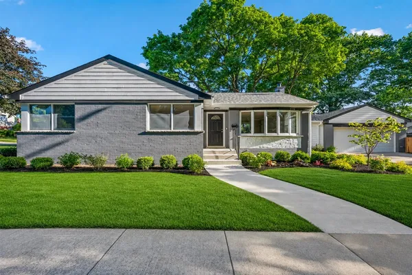 $829,000 | 20 North Waverly Place, Mount Prospect, IL 60056